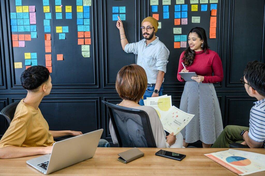 people-having-a-meeting-4623461 Transformando el Fracaso en Oportunidad